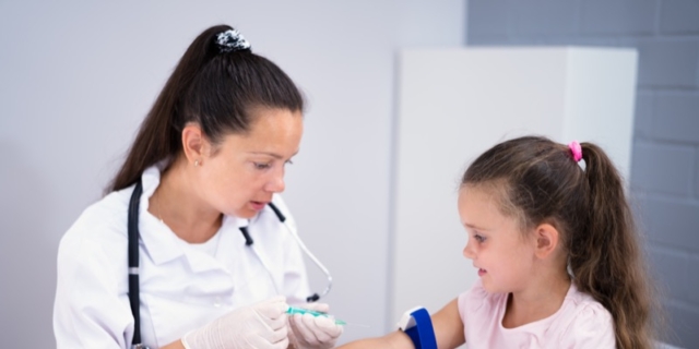 Esami del sangue ai bambini: quando farli? I consigli del pediatra