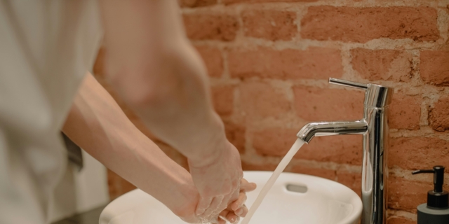 Batterio carnivoro, che cos’è e che rischi ci sono in Italia