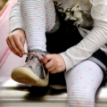 Come insegnare ai bambini ad allacciare le scarpe