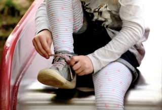 Come insegnare ai bambini ad allacciare le scarpe