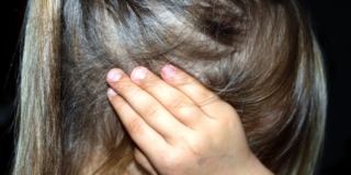 Abuso sui minori: quali sono i segnali per capire se un bambino li subisce?