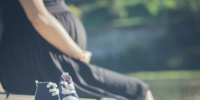 Caviglie gonfie in gravidanza: cosa fare e quando preoccuparsi