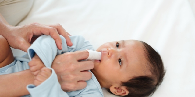 Come lavare i primi dentini del neonato: consigli utili