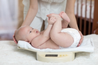Doppia pesata del neonato: cos’è e perché non farla