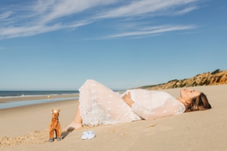 donna incinta dorme in spiaggia donna incinta dorme in spiaggia