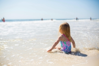 bambina al mare bambina al mare