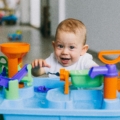 bambino gioca con l'acqua