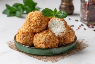 palline di formaggio e noci per bambini palline di formaggio e noci per bambini