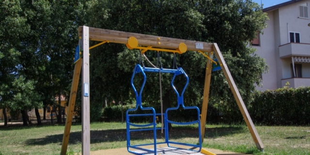 Bambina muore dopo una caduta dall’altalena: quanto sono sicuri i parchi gioco?