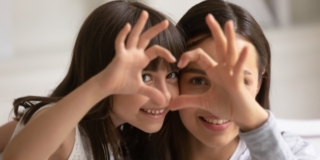 Il 13 novembre è la Giornata della Gentilezza: come insegnarla ai bambini