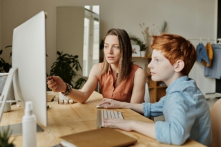 Genitori tigre e genitori elicottero: due stili educativi sbagliati per crescere i figli