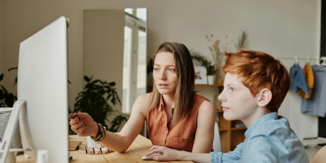 Genitori tigre ed elicottero: differenze e limiti di due stili errati per educare i figli