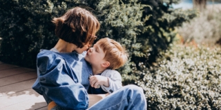 Essere madri: frasi originali, divertenti e celebri sulla maternità Essere madri: frasi originali, divertenti e celebri sulla maternità