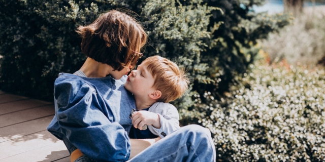 Essere madri: frasi originali, divertenti e celebri sulla maternità