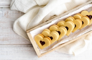 Vanilla,And,Raspberry,Jam,Heart,Shaped,Cookies,In,A,Wooden
