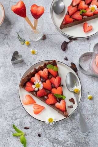 San,Valentine,Chocolate,Raw,Tart,With,Strawberries,And,Camomile,Flowers,