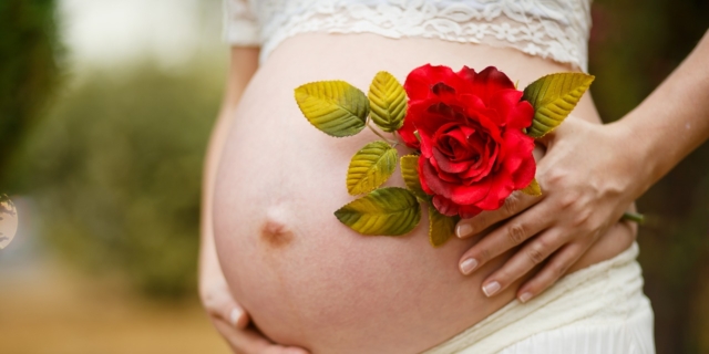 Ombelico in gravidanza: prime settimane, quando esce e come cambia