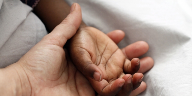 Adozione internazionale per i single anche in Italia: la sentenza storica della Corte Costituzionale