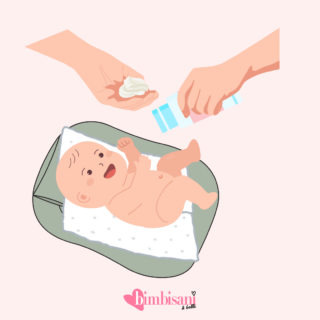 Step per cambiare il pannolino: applica un velo di pasta protettiva Step per cambiare il pannolino: applica un velo di pasta protettiva