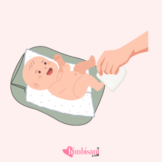 Step per cambiare il pannolino: asciuga con cura la parte Step per cambiare il pannolino: asciuga con cura la parte