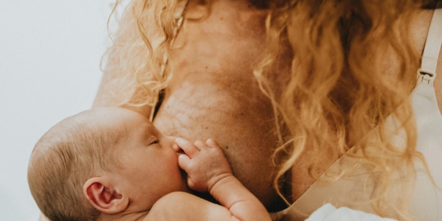 Allattamento: che fare se il bambino rifiuta uno dei due seni?