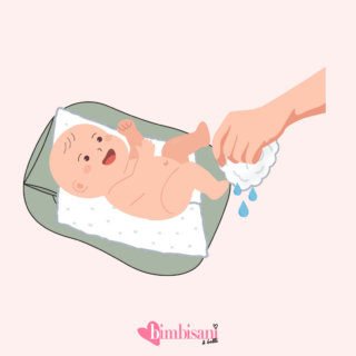 Step per cambiare il pannolino: lava il babè Step per cambiare il pannolino: lava il babè