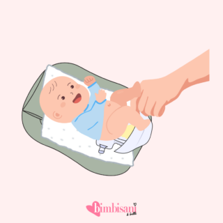 Step per cambiare il pannolino: slaccia il pannolino Step per cambiare il pannolino: slaccia il pannolino