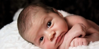 Guance rosse nel neonato: le cause e come trattarle