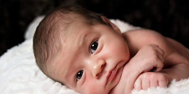 Guance rosse nel neonato: le cause e come trattarle