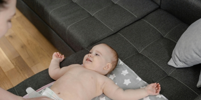 Cacca verde neonato: cosa vuol dire e quando preoccuparsi