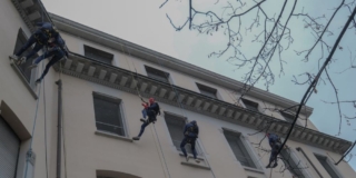 5 Spiderman consegnano 100 uova di pasqua ai bambini del Policlinico di Milano