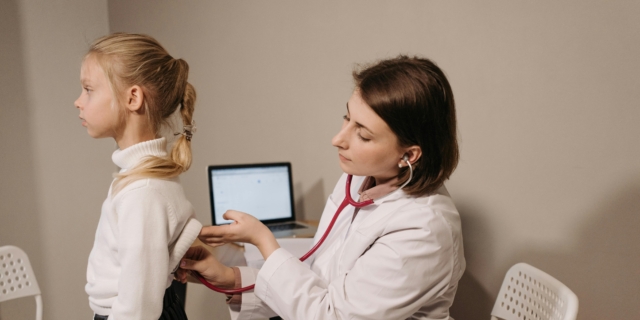 Tubercolosi in crescita del 10% nei bambini in Europa: sintomi e cure