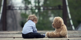 Genitori irresponsabili e figli a rischio: l’eccessiva adultizzazione dei minori “ruba” loro l’infanzia