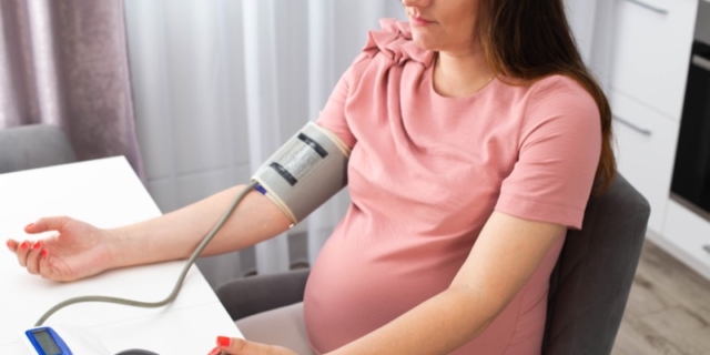Pressione alta in gravidanza: sintomi, cause e rischi