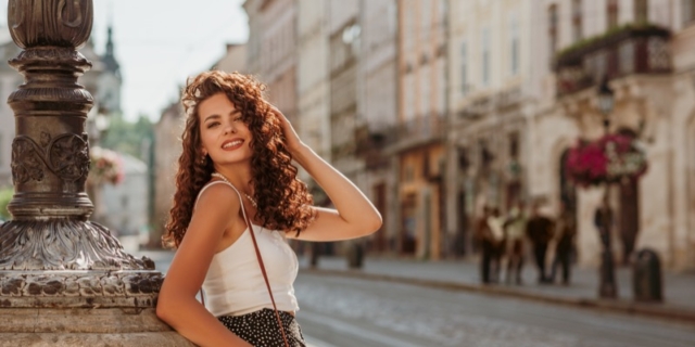 Protezione solare in città: buone abitudini da tenere a mente e creme da giorno