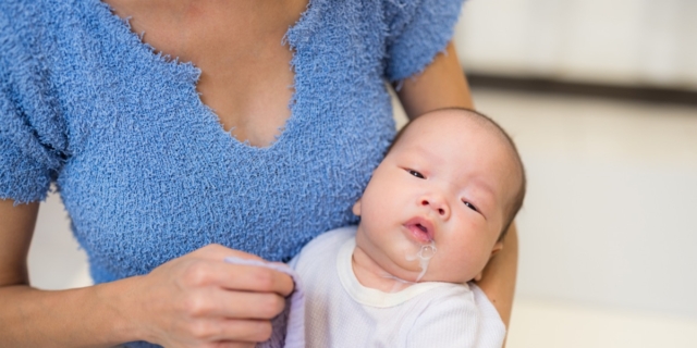 Rigurgito del neonato: cause, quando preoccuparsi e come prevenirlo
