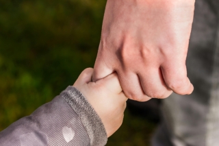 Bando a sostegno di genitori separati, divorziati o vedovi: Regione Lombardia approva ‘Accanto’