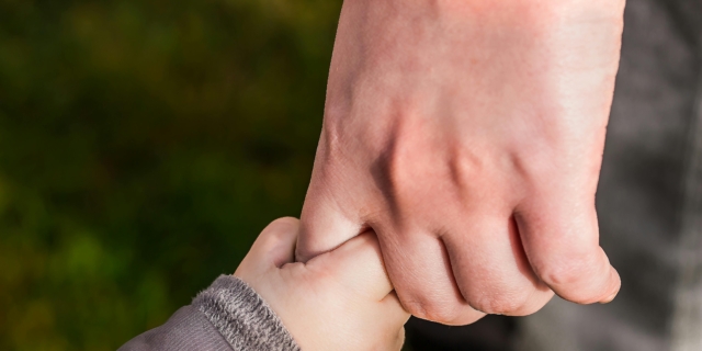 Bando a sostegno di genitori separati, divorziati o vedovi: Regione Lombardia approva ‘Accanto’