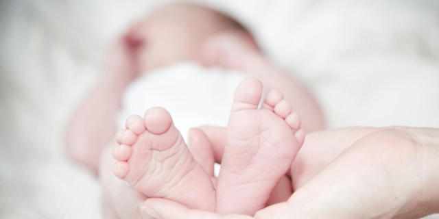 Manovra di Ortolani al neonato: a cosa serve e come si fa