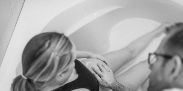 Parto in acqua: come funziona, vantaggi e controindicazioni