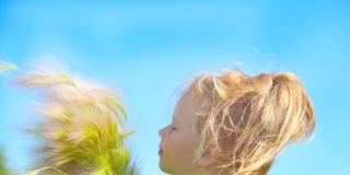 Coccole per i capelli dei piccoli dopo l’estate con le formule dolci firmate Linea MammaBaby®