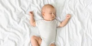 Perché i neonati dormono con le braccia alzate?