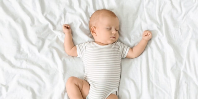 Perché i neonati dormono con le braccia alzate?