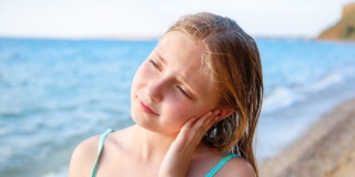 Otite del nuotatore nei bambini: sintomi e rimedi
