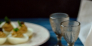 Uovo ripieno ceci e ricotta