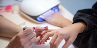 Manicure gel, semipermanente e fertilità a rischio: perché il divieto dal 1° settembre Manicure gel, semipermanente e fertilità a rischio: perché il divieto dal 1° settembre