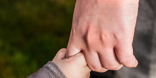 Ansia da separazione e distacco nei bambini piccoli: come affrontarla