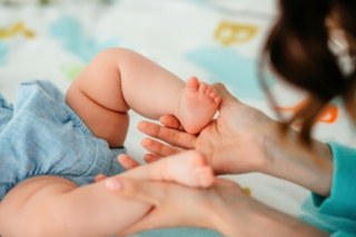 Come pulire il pisellino a neonati e bambini e cosa evitare