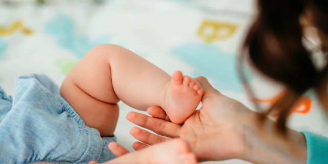 Come pulire il pisellino a neonati e bambini e cosa evitare