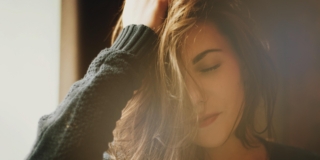 Come prevenire la caduta dei capelli in autunno: tutti i trattamenti da fare post estate